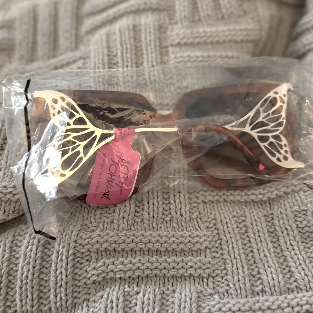 Betsey Johnson  Large Tortoise Square with Gold Temples Sunglasses - Image 5