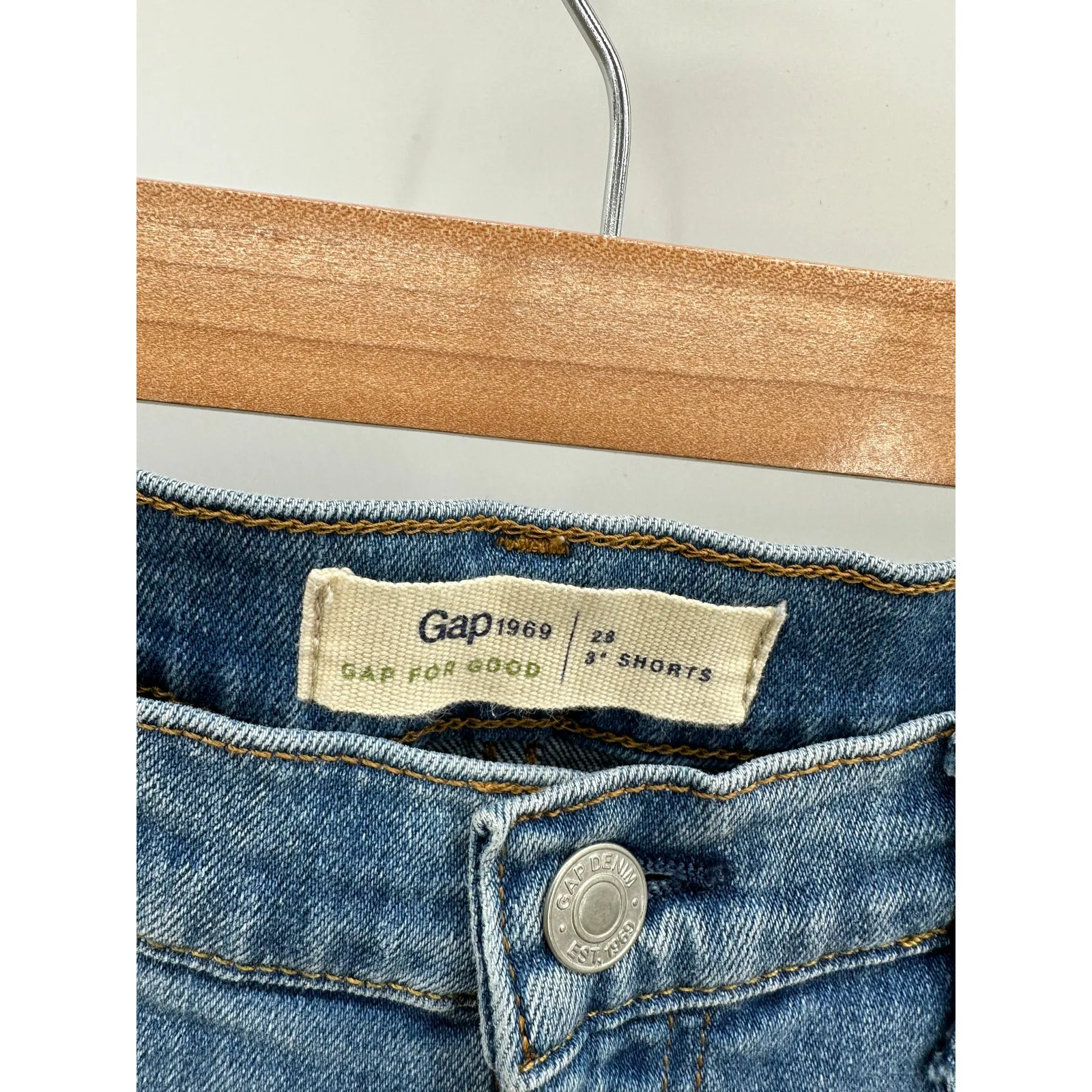 GAP‎ 3" Light Wash Blue Denim Rolled Cuff Cotton Blend Shorts Women's Size 28 - Image 4