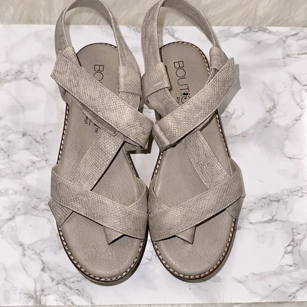 Boutique by Corkys size 7 Oro sandals wedges Brown - Image 3