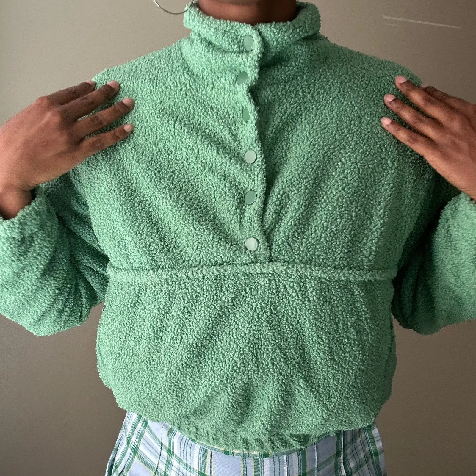 Vestique Green Teddy Cropped Sweatshirt Size Medium - Image 3