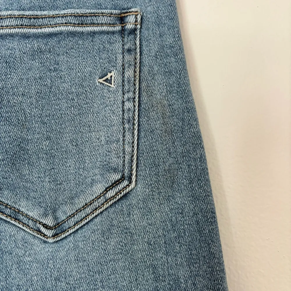 Hidden [ELLA] MEDIUM DARK FRAYED HEM 31" INSEAM WIDE STRAIGHT JEAN size 26 Blue - Image 6