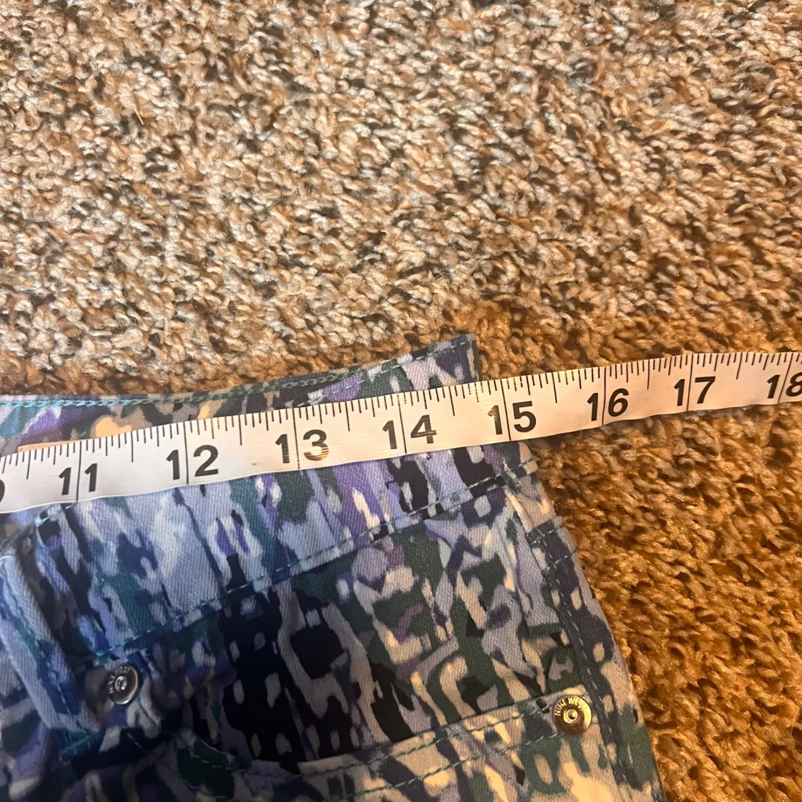 Nine West Chrystie Capri Jeans Women's Size 4 Abstract Print Cropped - Image 5