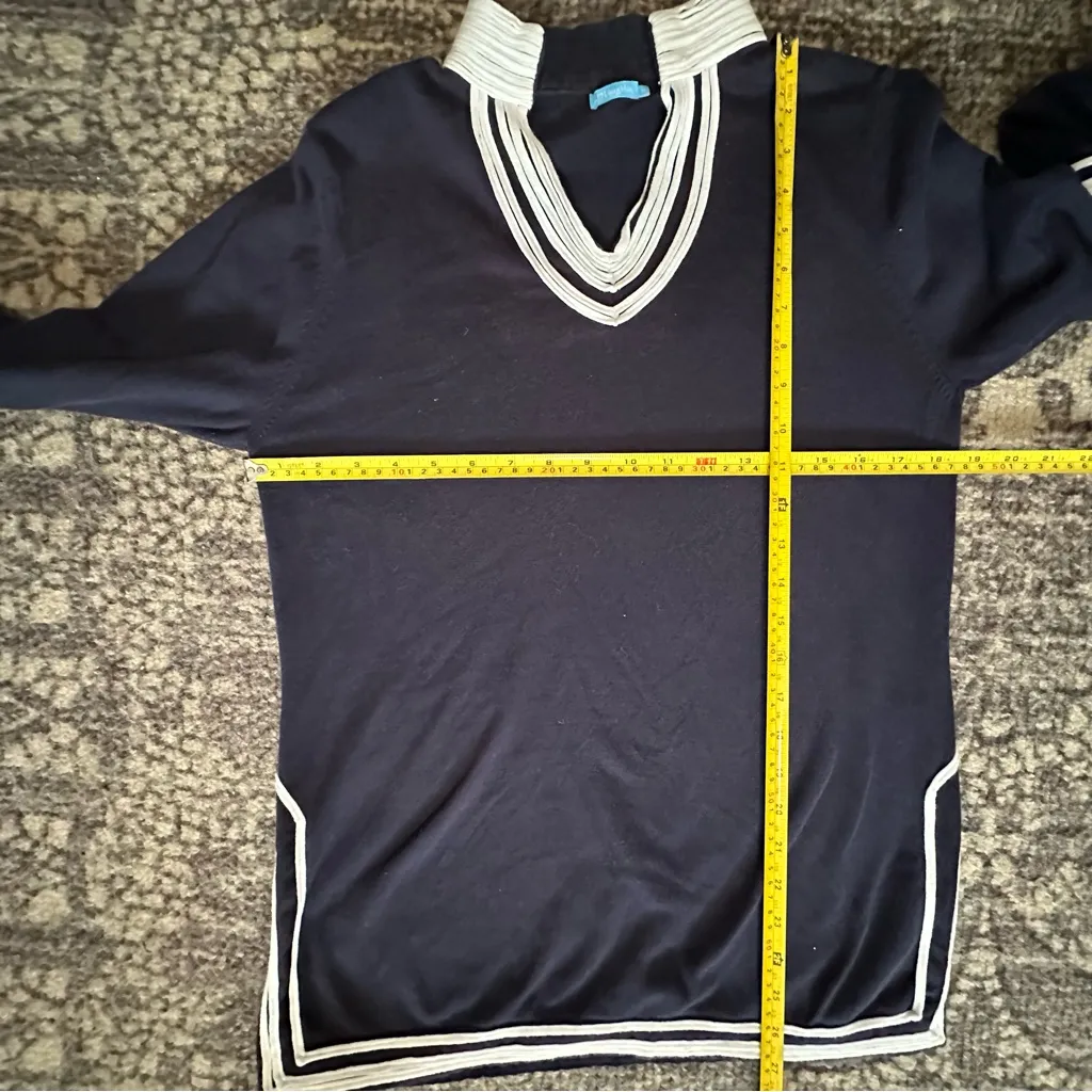 J. McLaughlin Women’s Size M Navy Blue Contrast White V-Neck Split Hem Sweater - Image 6