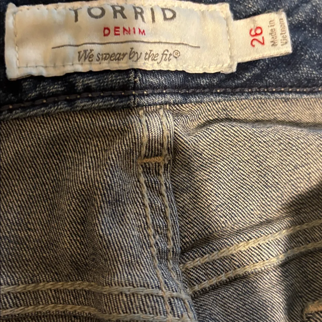 Torrid Denim Skinny Short Short Sz 26 Vintage Stretch Medium Wash Fringe Hem - Image 4