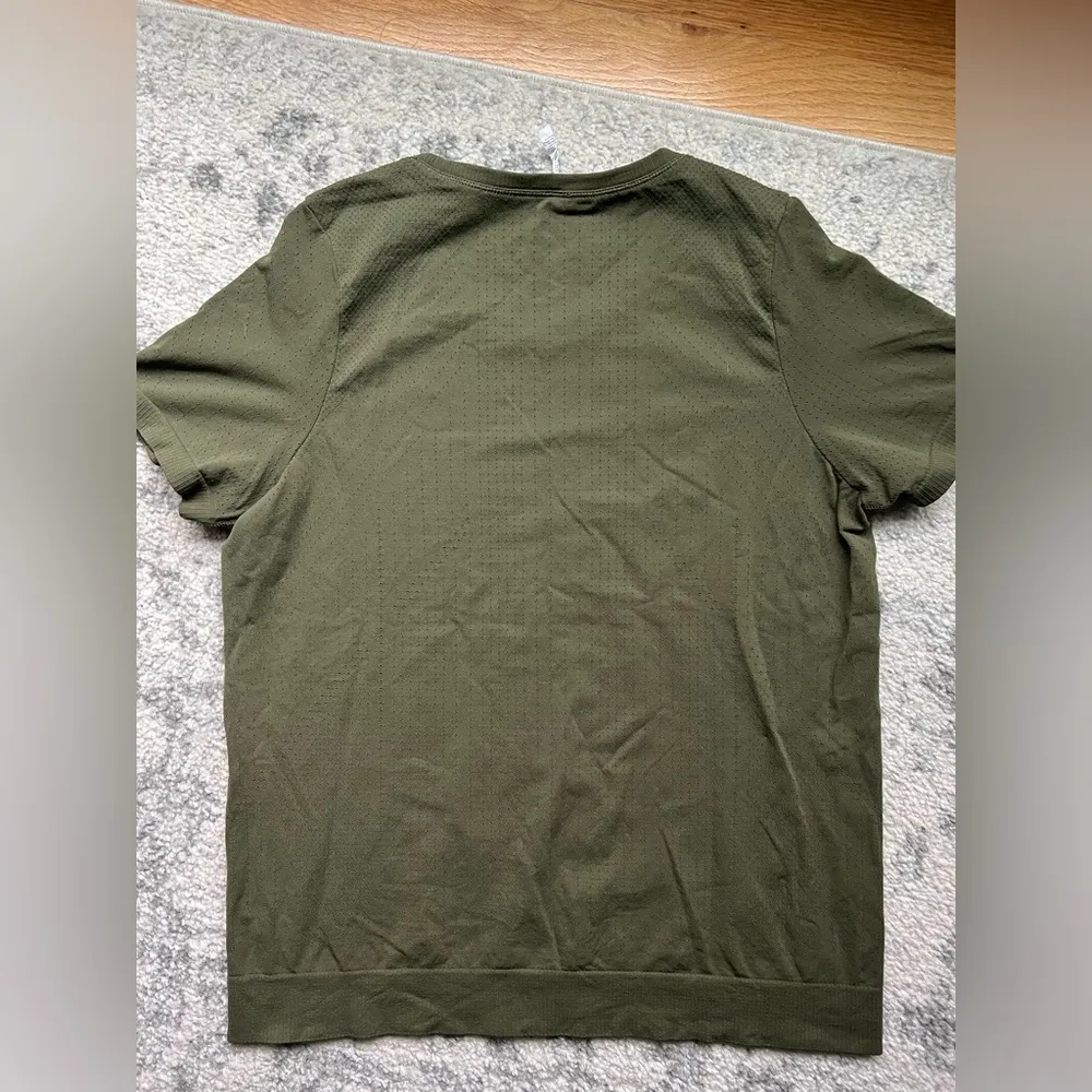 Athleta Olive green stretch athletic shirt medium - Image 4