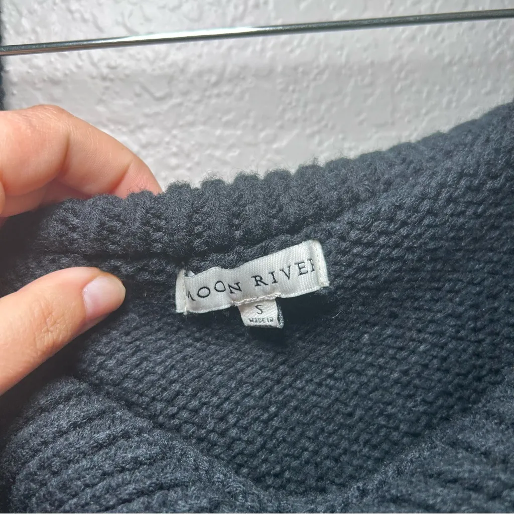 Moon River Anthropologie Off the shoulder cable knit cropped black sweater small - Image 4