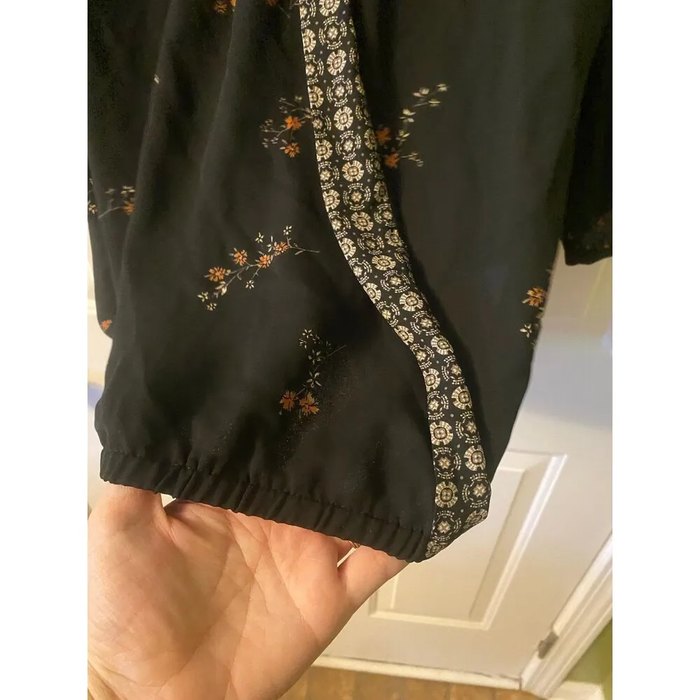 Maurices Women's Top Floral Criss Cross V Neck Blouse size Small - Image 6