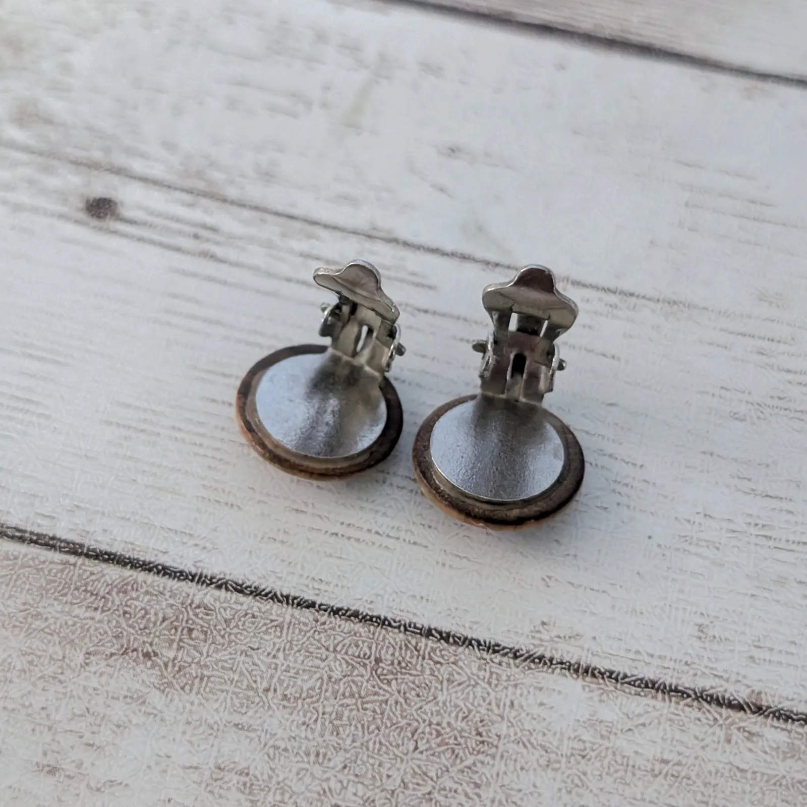 Vintage Clip On Earrings 0.5" Brown Patterned Circle Retro - Image 4