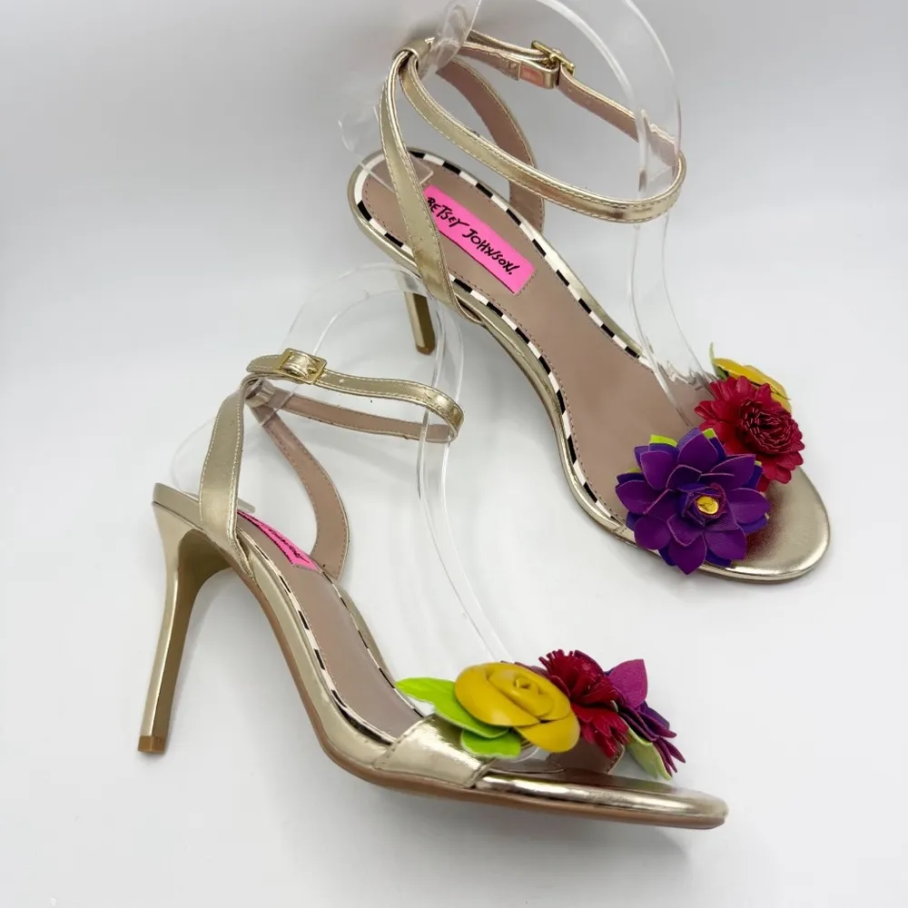 Betsey Johnson Fluer Sandals Heels Flower embellished Size 7.5 Gold Metallic - Image 5