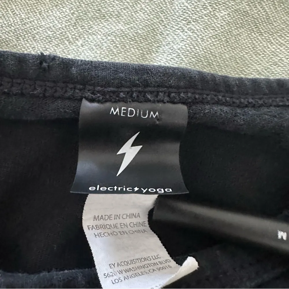 Electric Yoga Black Sleeveless Crop Muscle Tee Love Love Love Pride Size Med - Image 3