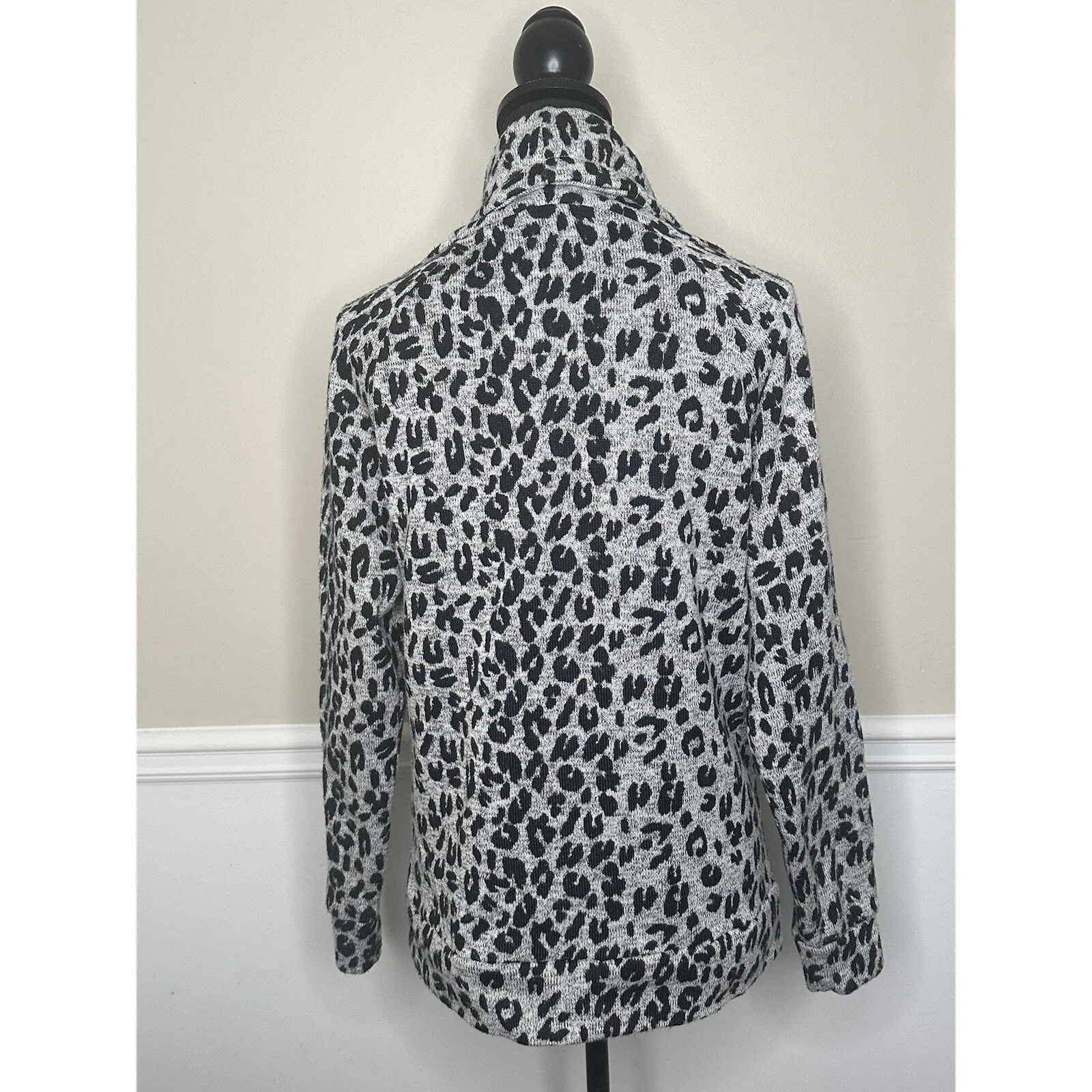 Derek Heart Leopard Print Sweater ~ Size Medium - Image 5