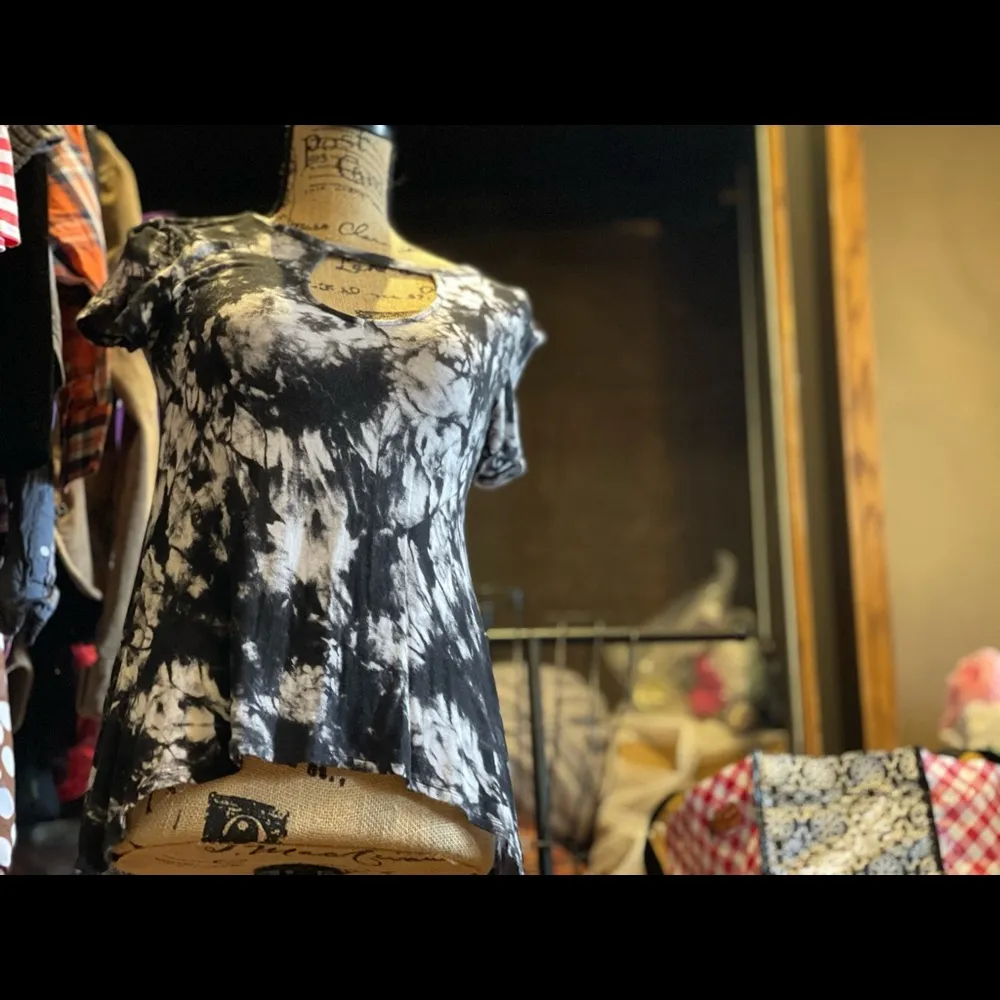 Women’s  Mudd Tie Dye fun top Black and White - Image 2