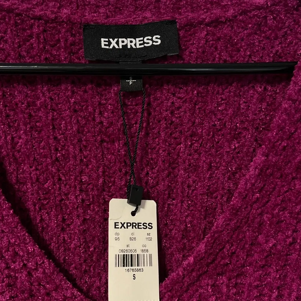 EXPRESS NWT  Chenille vneck magenta pink sweater size small - Image 3