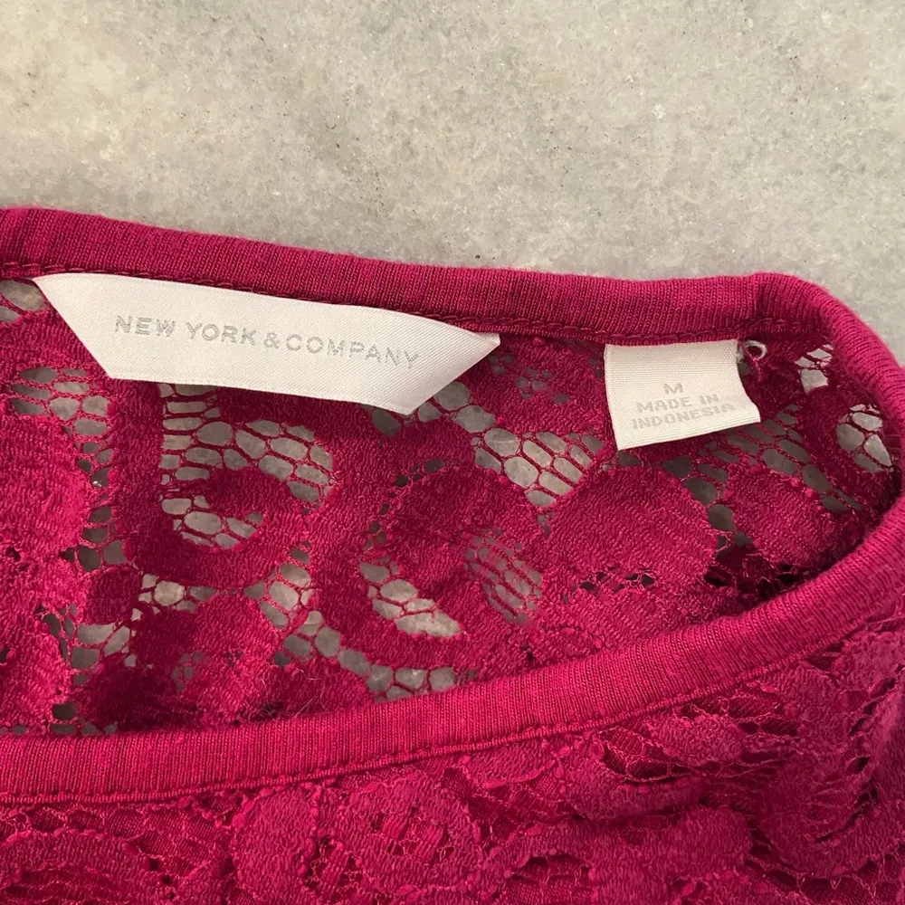 New York & Co Size M Magenta Lace Short Sleeve Stretch Zip Back Top Pink Size M - Image 14