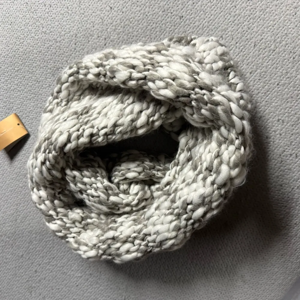 Francesca's Textured Boucle Chunky Knit Grey & White Circle Infinity Scarf NWT - Image 2
