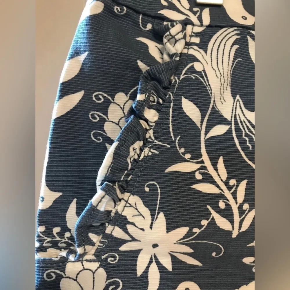 Ann Taylor Floral Bird print Original chino shorts Blue White Size 2 NWOT - Image 2