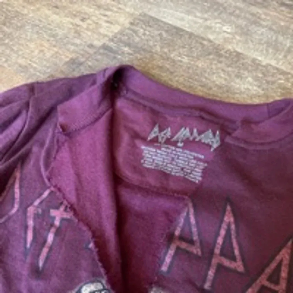 Def Leppard Cropped Raw edge vneck sweatshirt crewneck sweatshirt - Image 4