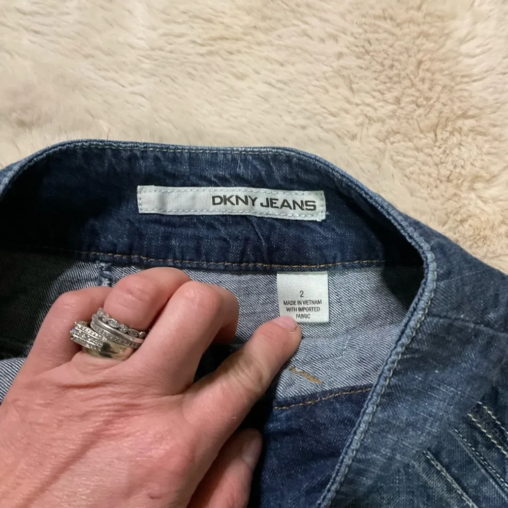 DKNY Jeans‎ Denim Mini Skirt Womens Size 2 Dark Wash Abstract Stitching 90's - Image 3