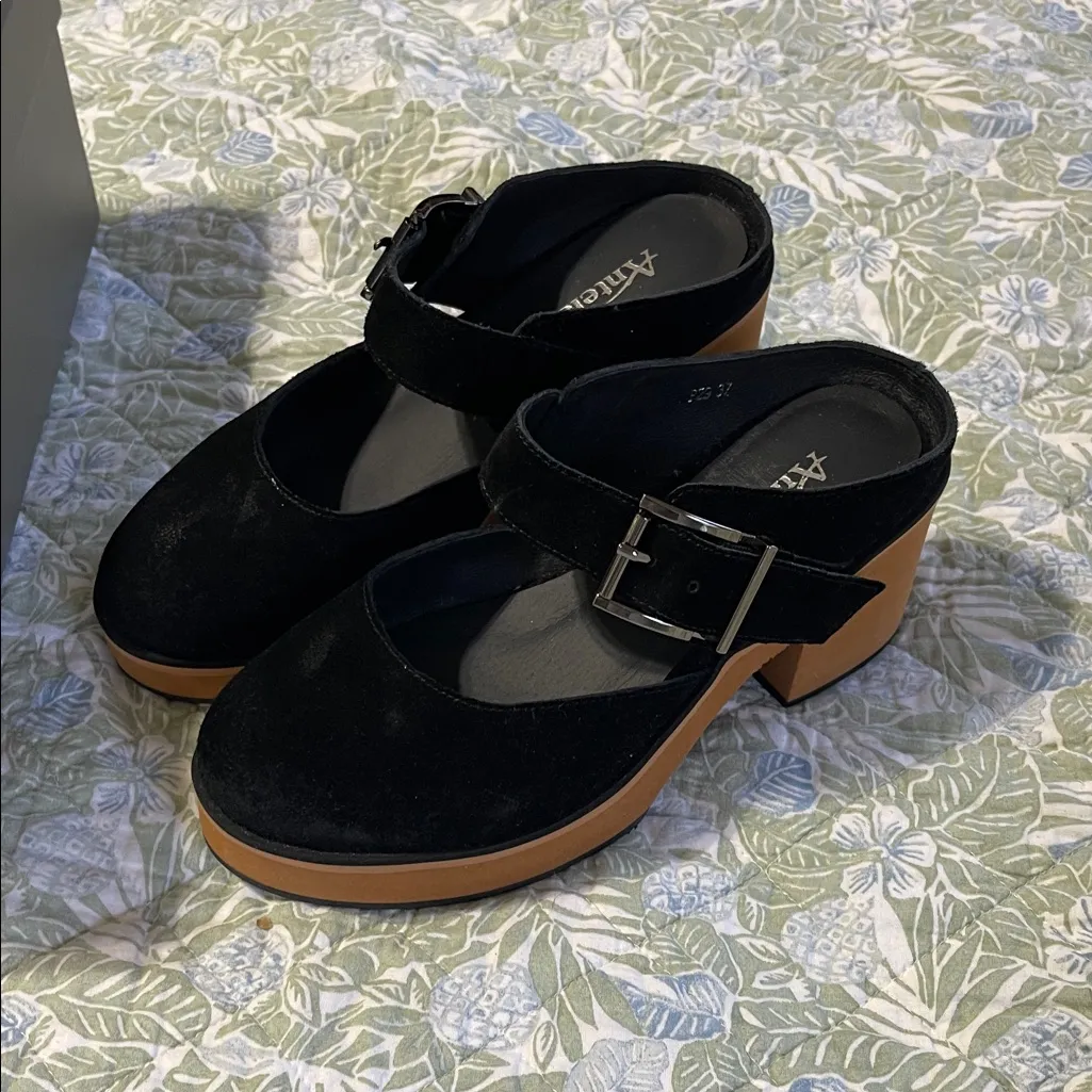 Antelope Women's Black and Brown Mules - Image 5