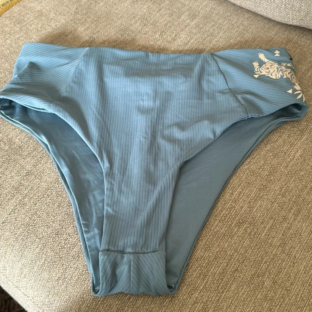 Hurley high waisted embroidered tiger bikini bottoms blue NWOT - Image 3