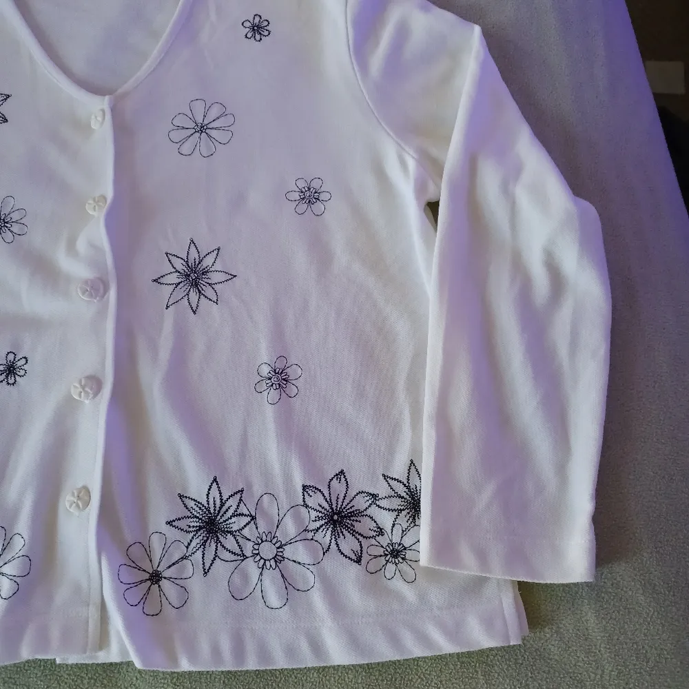 Drapers and Damons Women’s Button Front embroidered flowers top Sz Petit White - Image 4