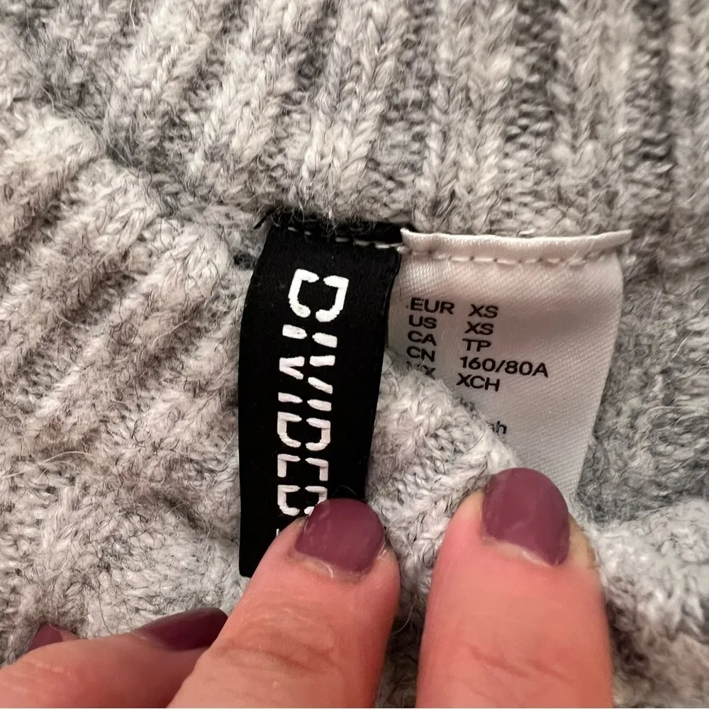 H&M Grey Chunky Knit Crewneck Cozy Thick Warm Sweater Size XSmall EUC - Image 4