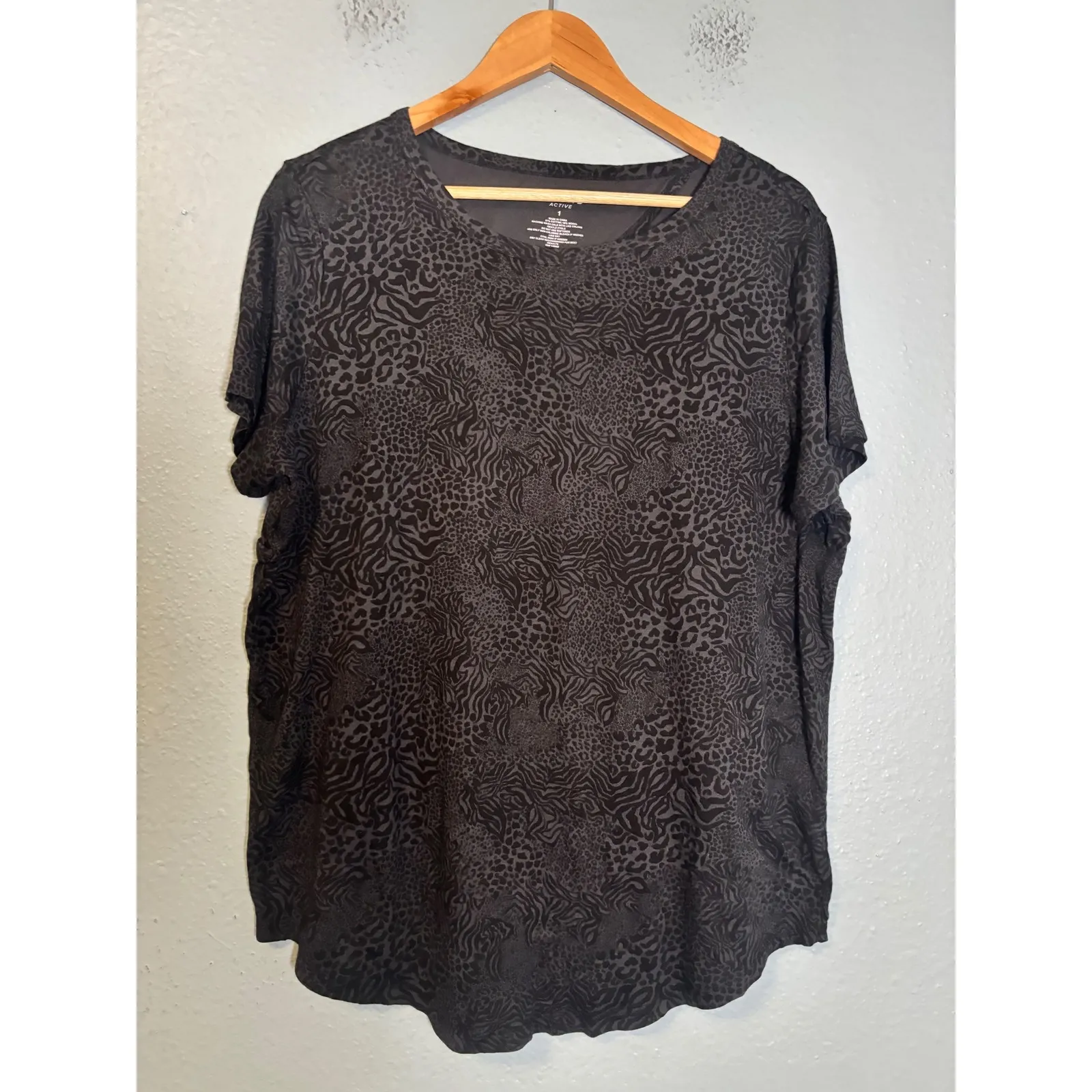 Torrid Active Animal Print Performance Open Back Short Sleeve Shirt Size 1X - Image 3