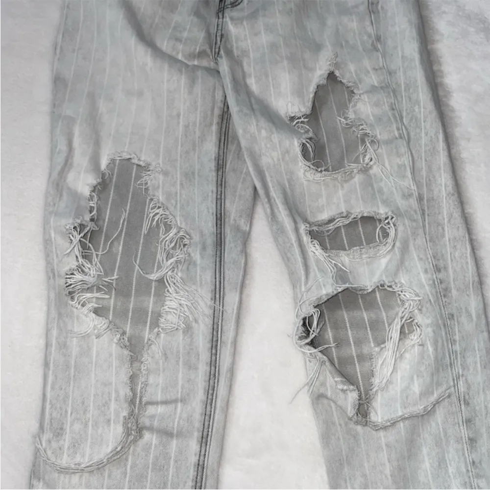 American Eagle High rise grey mom jean - Image 4