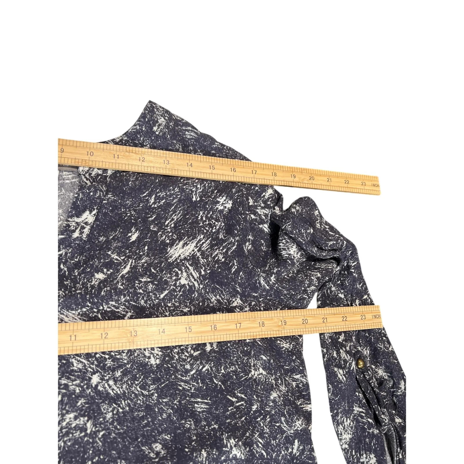 Peace & Pearls Tab Sleeve Blouse Women's Size S Gray and White Graphic Boho - Image 8