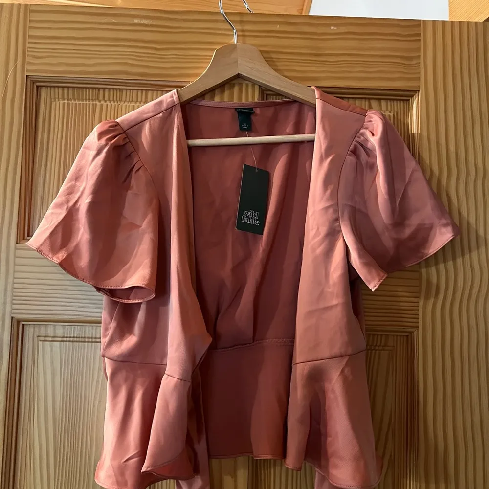 NWT Wild Fable Satin Bow Tie Front Crop Top Peplum Pink - Image 3