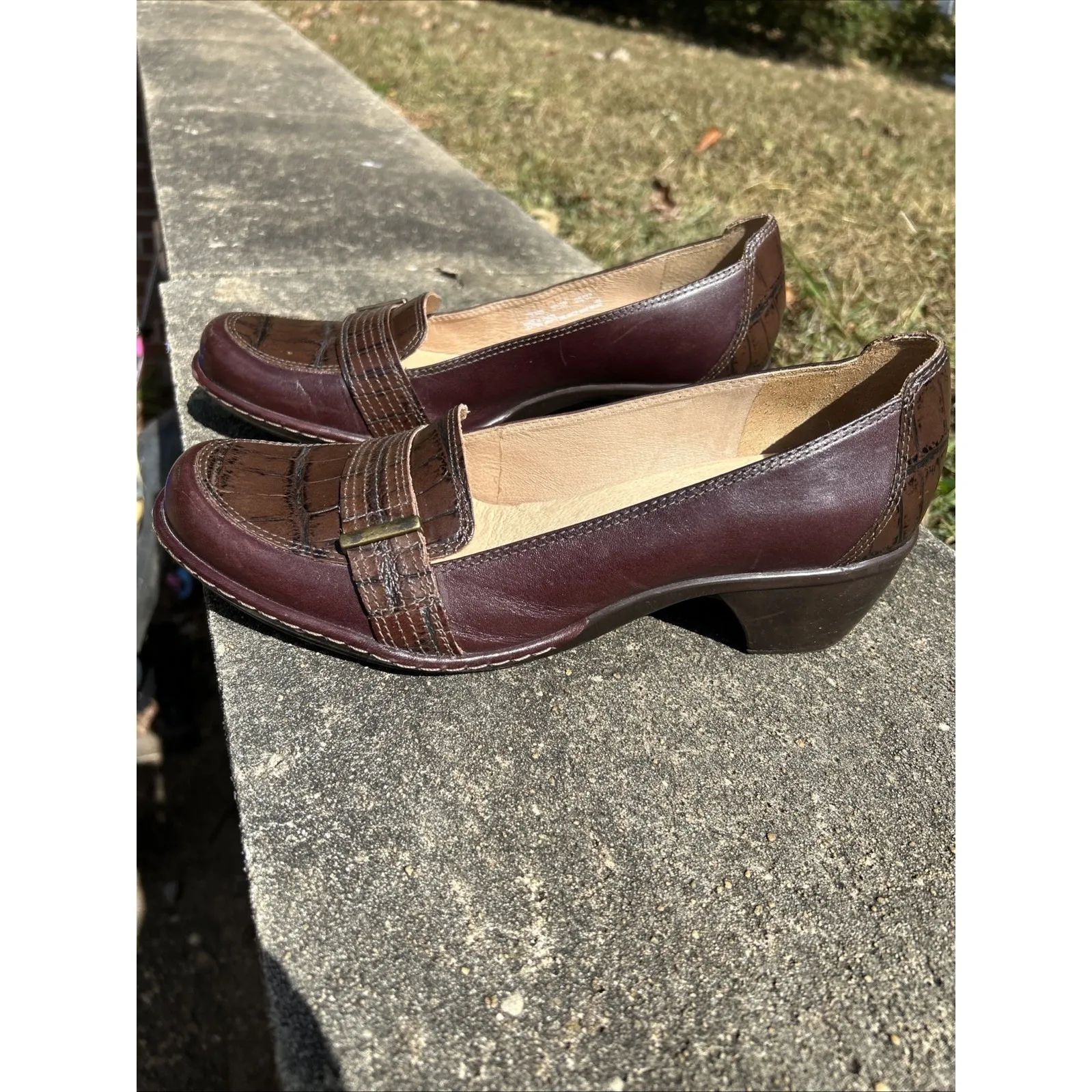 Clarks Artisan Collection Women‎ 9.5 W Dark Red Embossed Leather Loafer Heels - Image 2