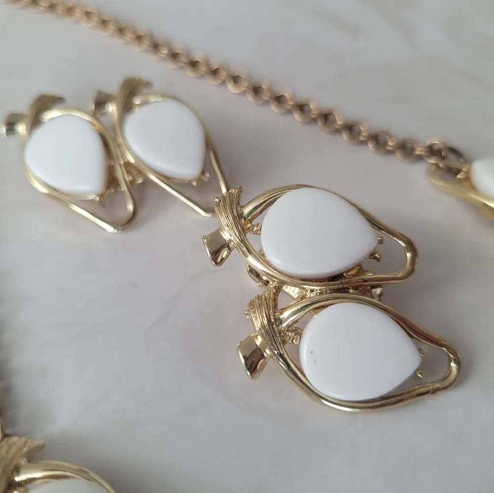 Vintage White Gold Tone Clip - Image 5