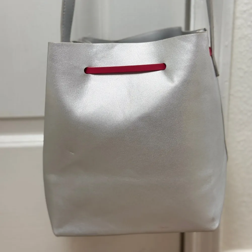 ISSEY MIYAKE Metallic Silver BUCKET Crossbody SHOULDER Sak BAG Fuchsia Gray - Image 6