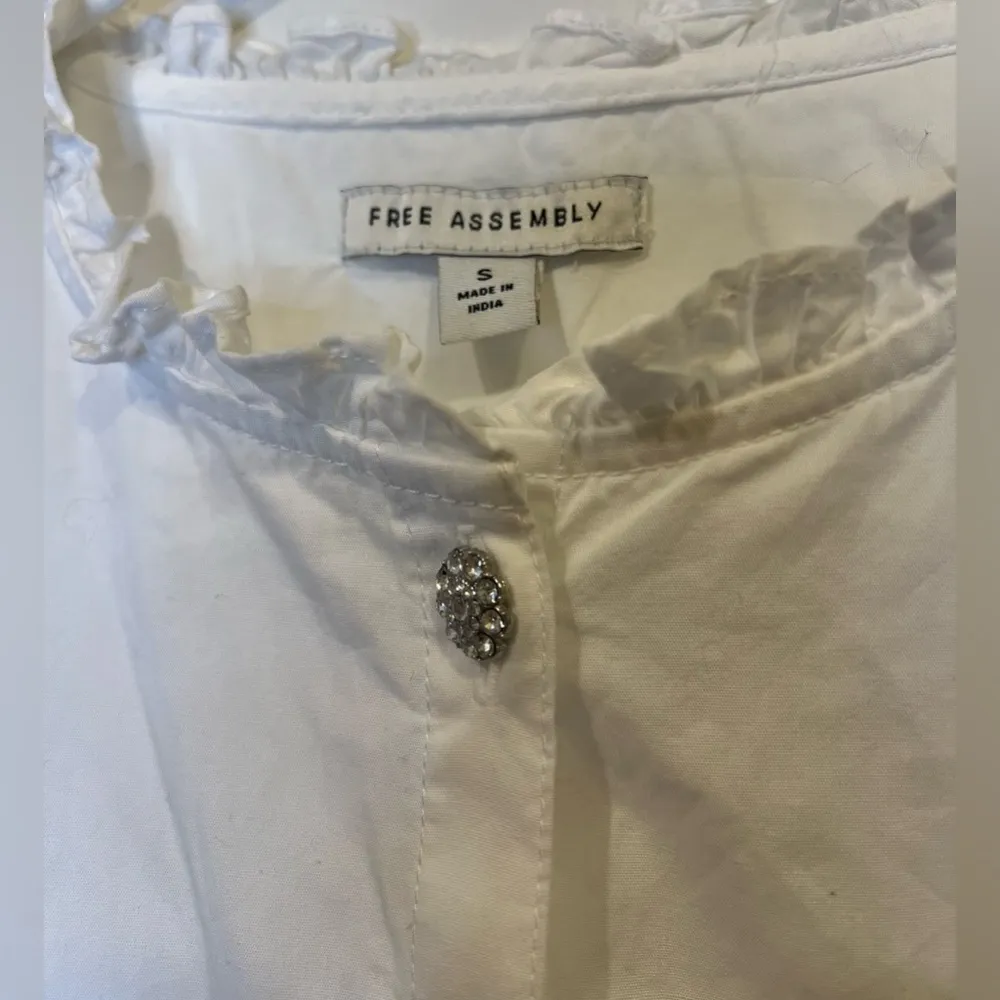 Free assembly white ruffle blouse size small - Image 2