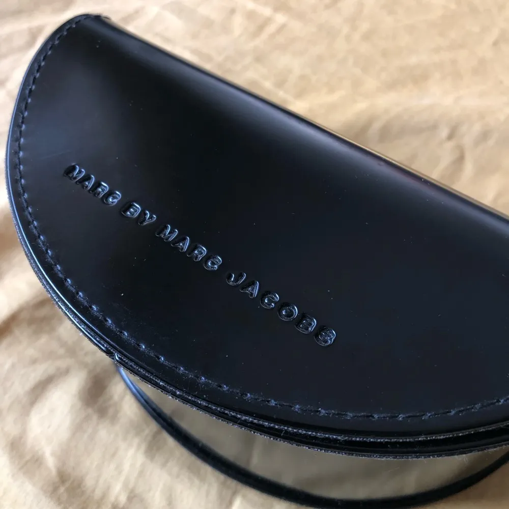 Marc by Marc Jacobs Sunglass Eyeglass Clamshell Case Black Magnetic Closure - Image 3