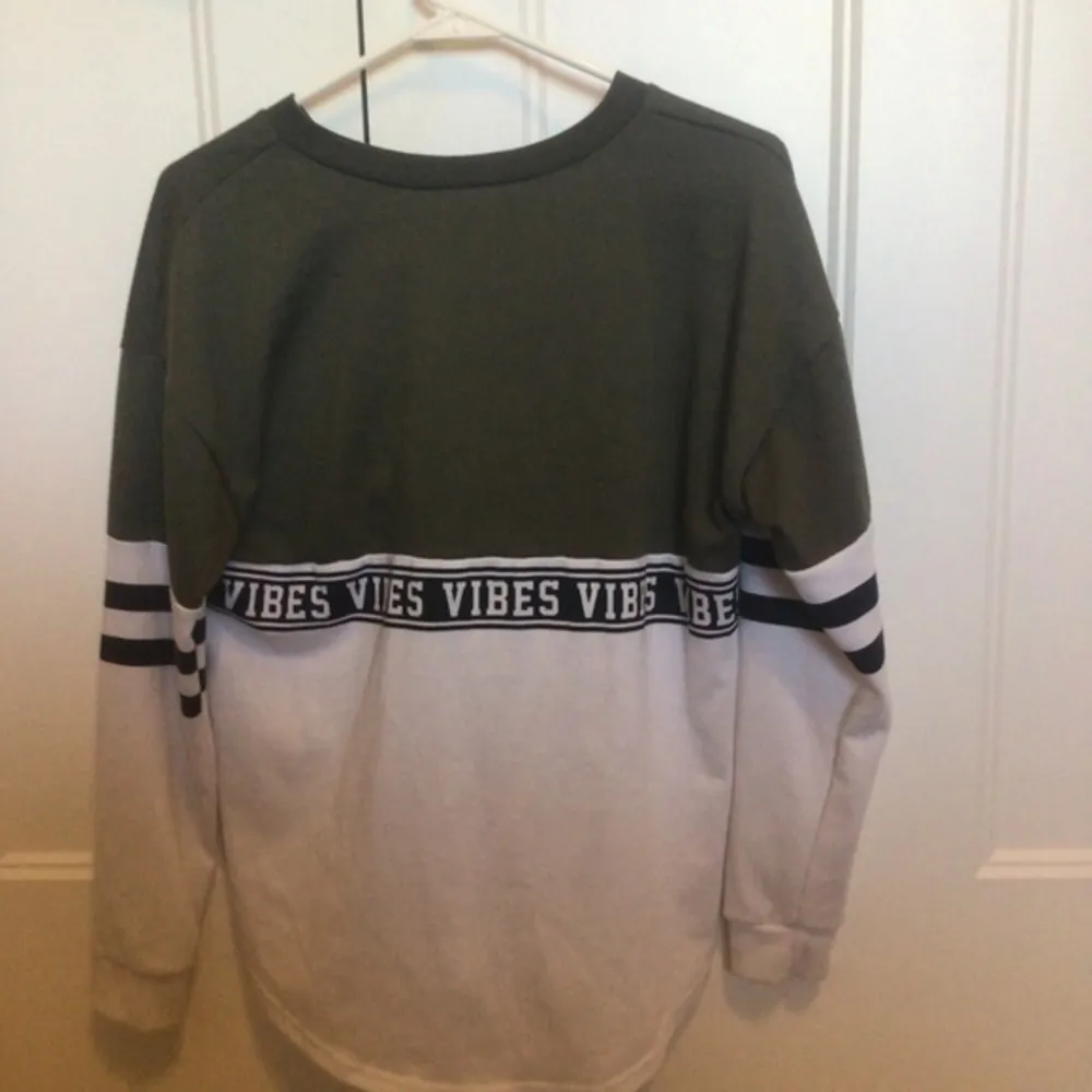Justify Women’s size small Sweatshirt olive green and off white - Image 5