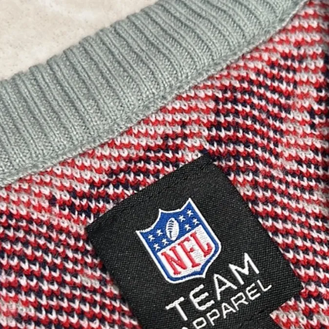 $25 was $32 NFL V-Neck New England fair isle sweater Sweater Blue and Gray small - Image 9