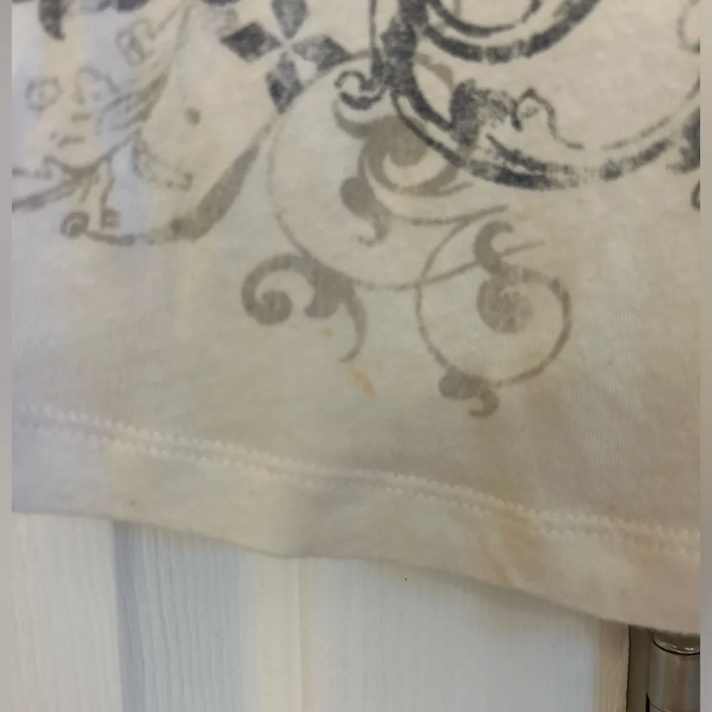 Guess beaded embellished sleeve graphic tshirt - Image 4