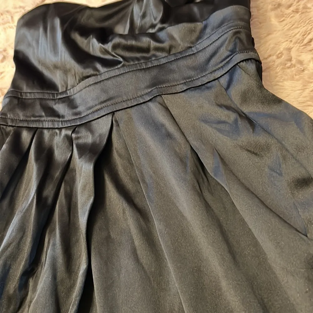 Black strapless juniors size 9 dress with front pockets and bow in back - Image 3