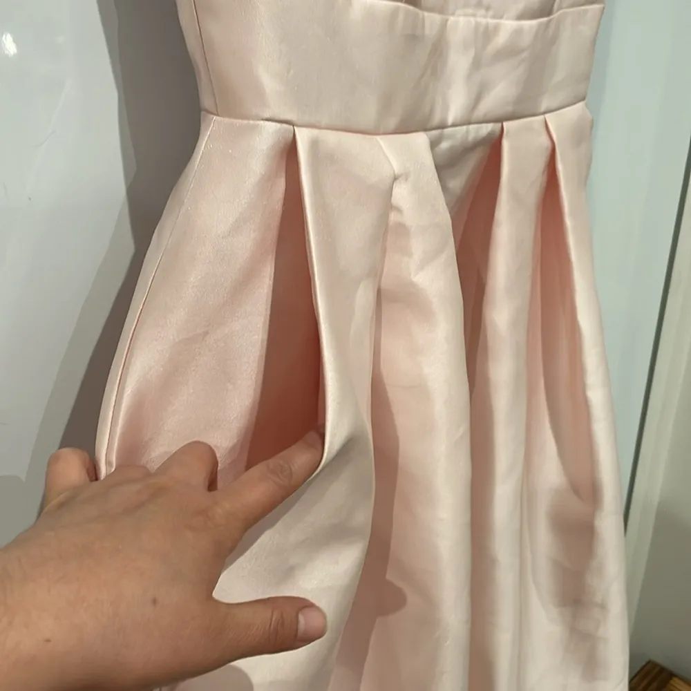 Alfred Sung V-Neck Pleated Skirt Cocktail Dress with Pockets in Blush Size 8 - Image 6