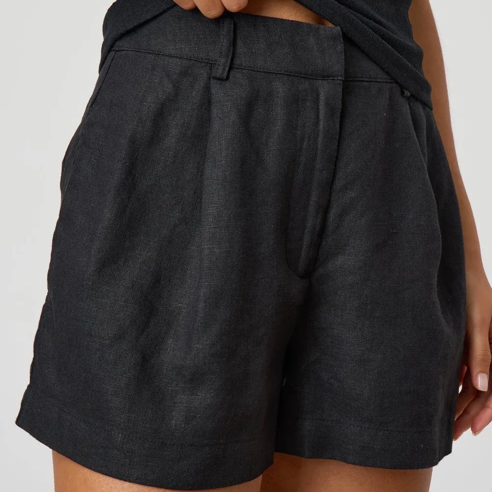Glassons Black TAILORED LINEN SHORT - Image 2