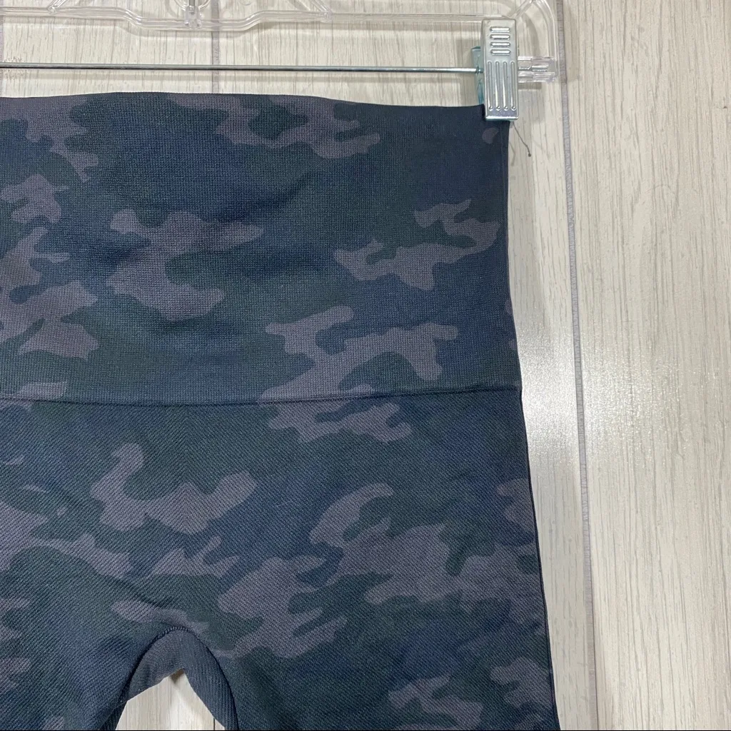 Spanx Look At Me Now Seamless Legging Black Camo size M Medium - Image 9