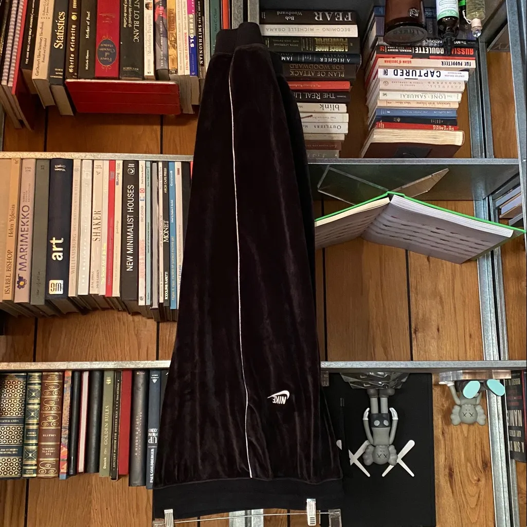 Nike Sportswear Heritage women's velour tracksuit joggers, black & white, Large - Image 9