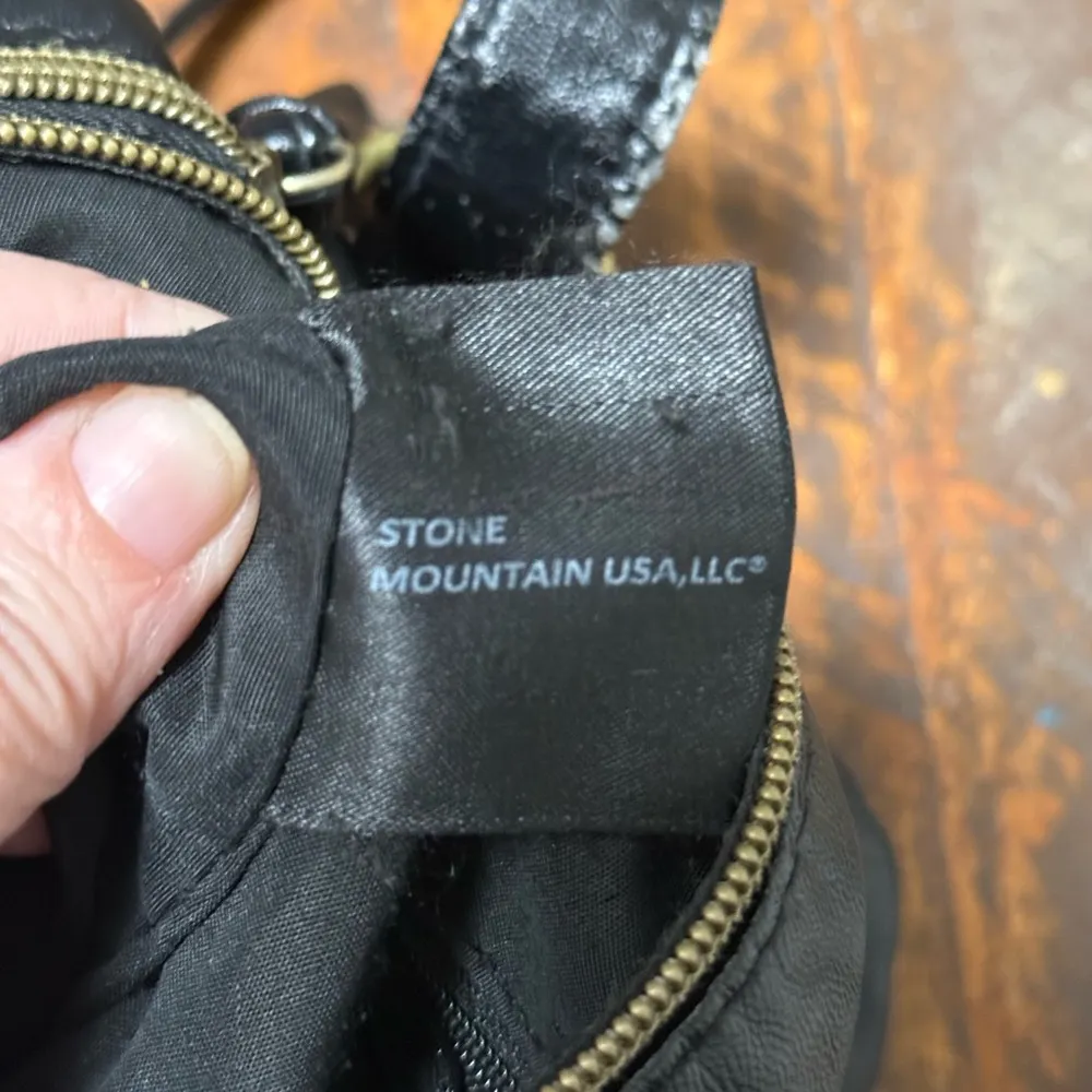 Stone Mountain USA black leather crossbody bag with gold hardware - Image 4