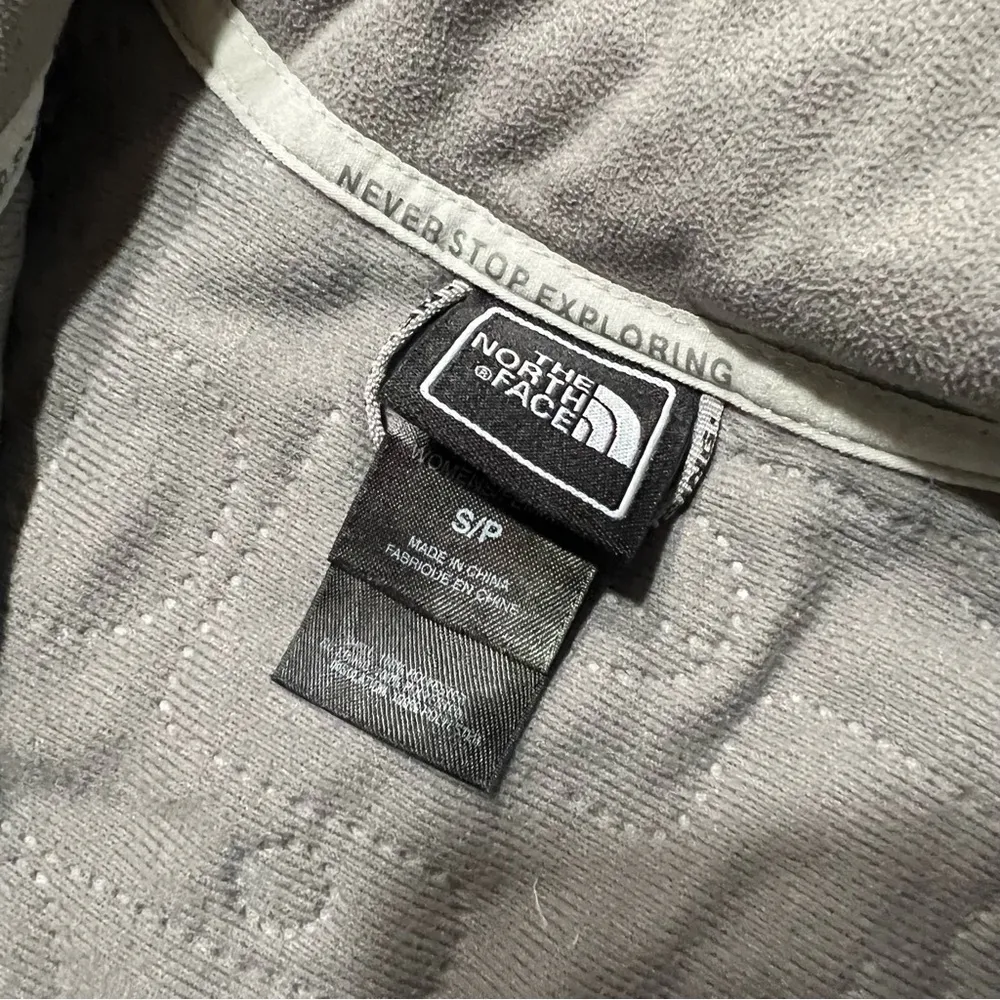 The North Face Insulated Jacket gray silver small - Image 10