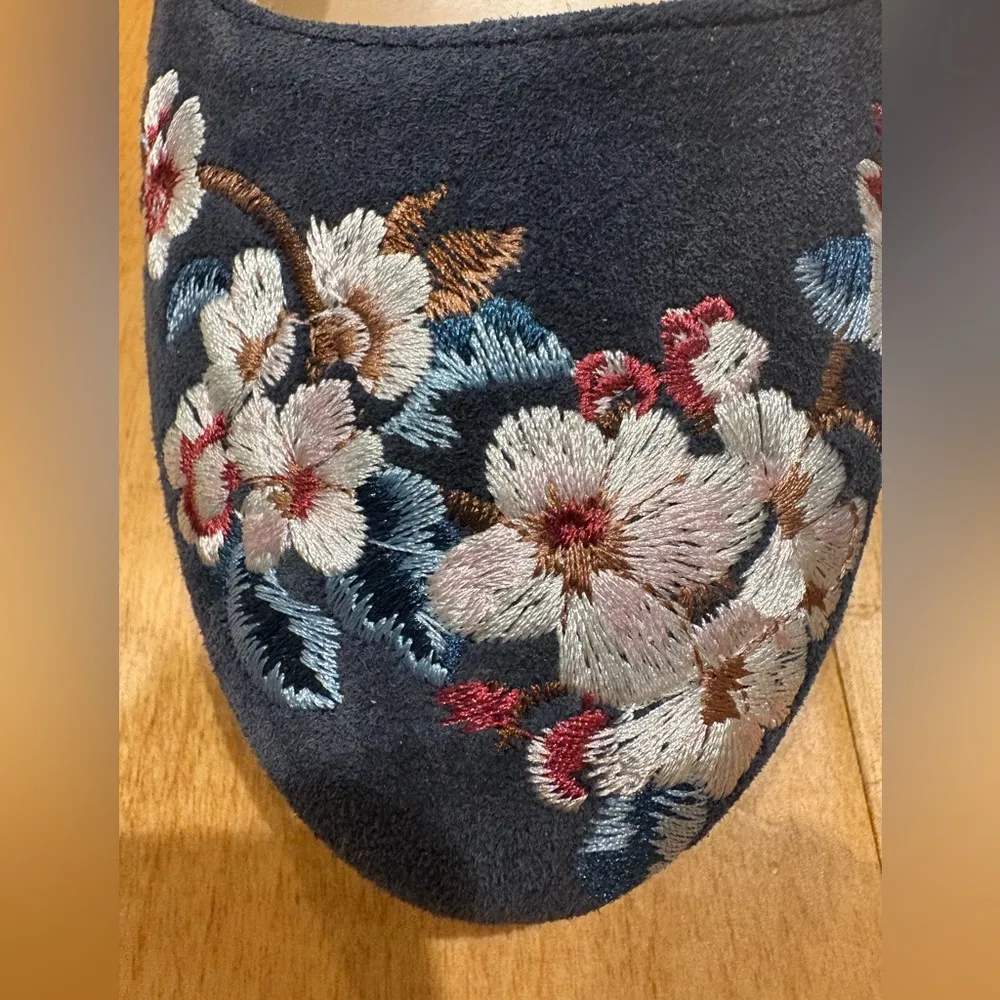 White House black market Bethany blue suede embroidered shoes 8.5 - Image 4