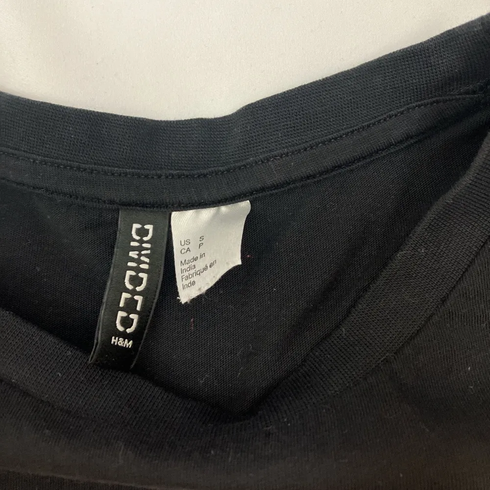 H&M Divided Black short sleeve cropped Kiss band tee woman’s size small - Image 3