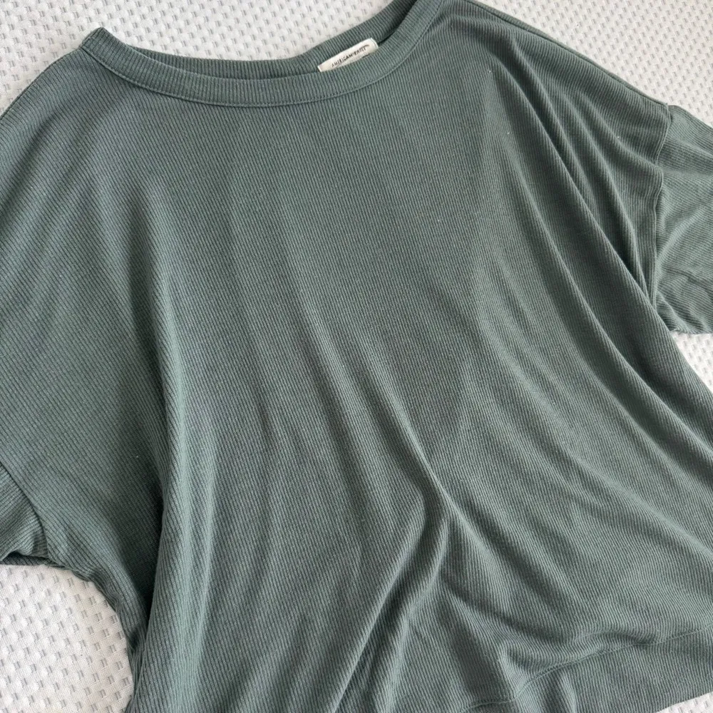 American Eagle green ribbed activewear top with open backside size small - Image 6
