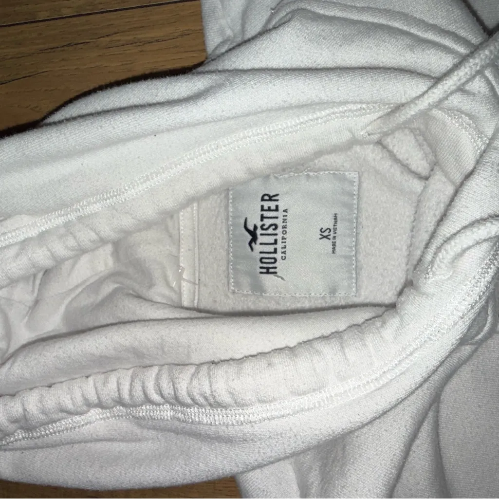 White Hollister cropped sweatshirt - Image 3