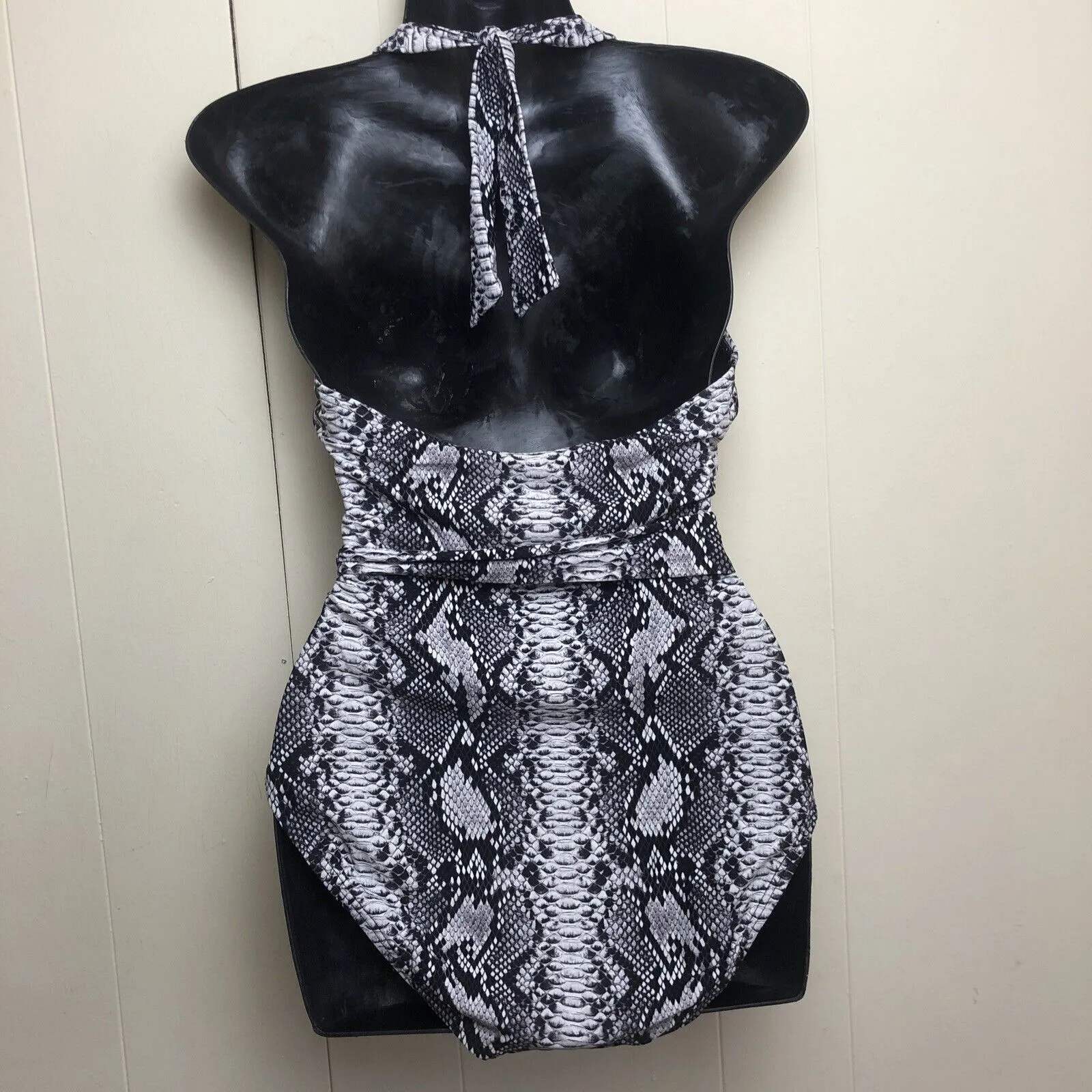 Vince Camuto Women's Snake Print  One Piece Swimsuit  Size 10 black V Neck  Wrap - Image 5